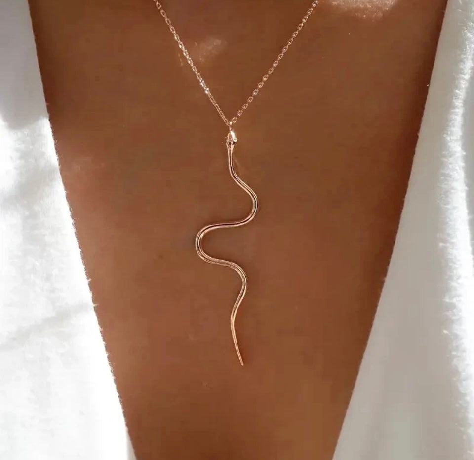 Suitable Snake-shaped Necklace For Dates A Minimalist Snake-shaped Pendant